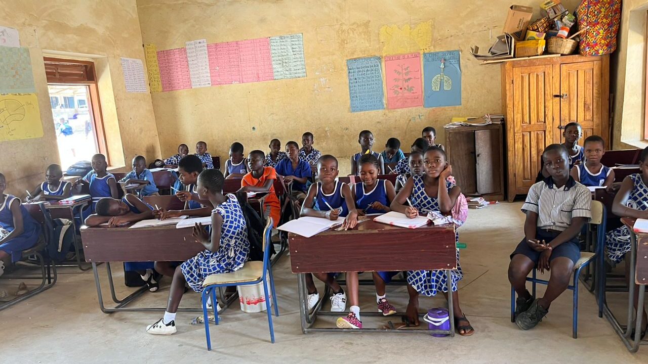 Image showing a classroom filled with students - Desk for all project